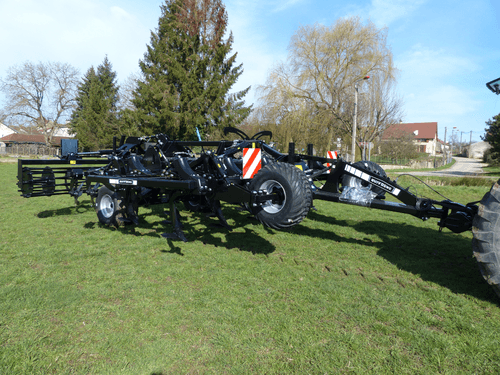 Travail du sol - Déchaumeur à dents - Déchaumeur à dents trainé ou porté BLACKBEAR